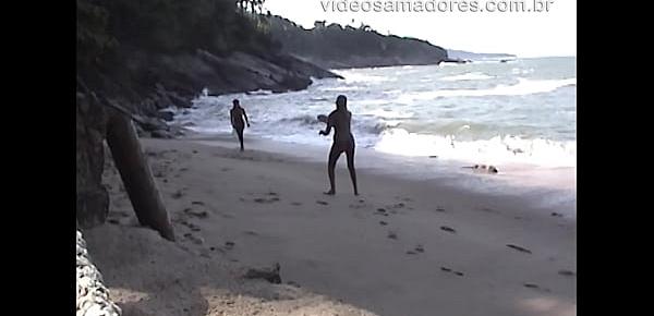  Garotas de topless se divertem jogando frescobol na praia do Eden - Guarujá